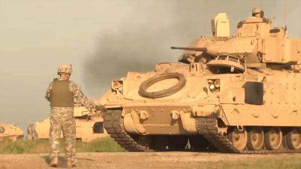 Xe chiến đấu bộ binh M2 Bradley có thể dễ dàng bắn hạ cả xe tăng