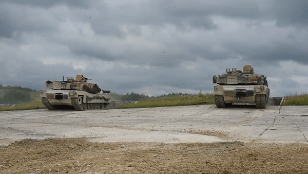 Xe tăng M1A1 Abrams đâm hàng loạt xe ô tô trên đường phố tại Úc