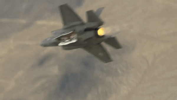 Vì sao tiêm kích tàng hình F-35 nổi trội hơn ‘đàn anh’ F-22 trong tác chiến hiện đại?
