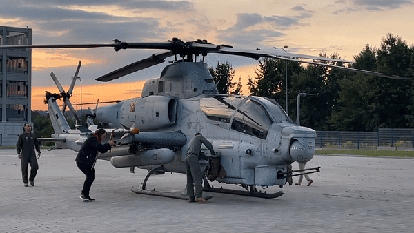 Mỹ cáo buộc Iran liên tục chiếu laser vào trực thăng tấn công AH-1Z