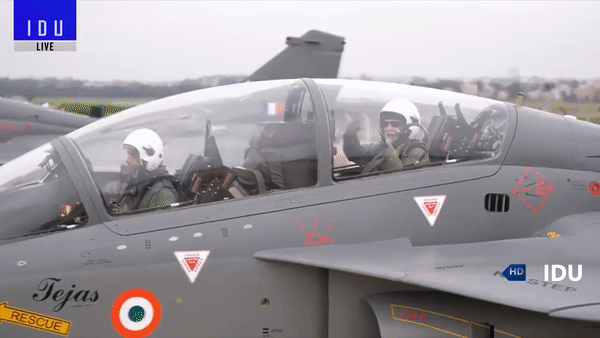 Thủ tướng Ấn Độ bay trên tiêm kích Tejas do nước này tự phát triển