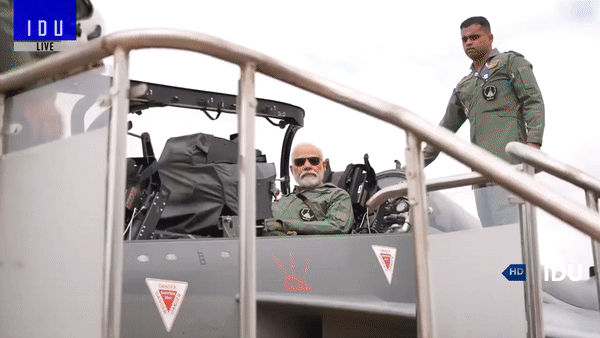 Thủ tướng Ấn Độ bay trên tiêm kích Tejas do nước này tự phát triển