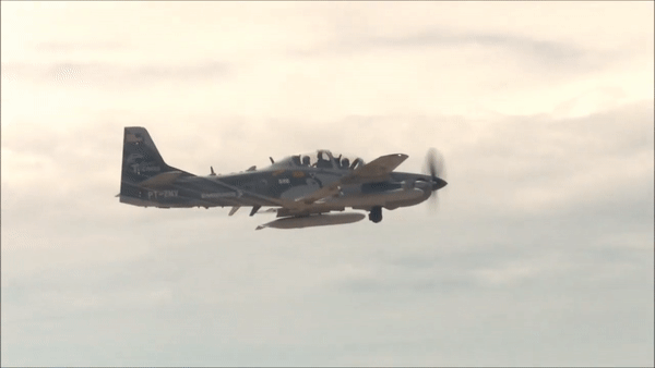 Cường kích A-29 Super Tucano Philippines bị tiêm kích Trung Quốc lượn vòng quanh