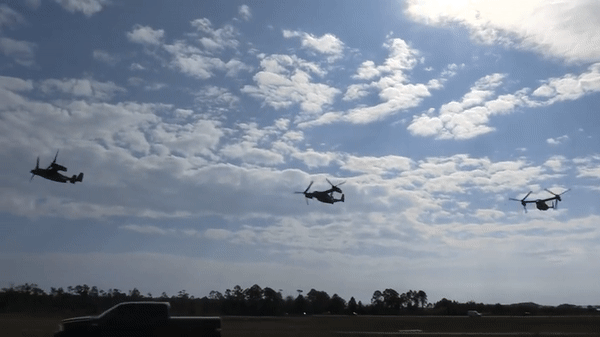 Trực thăng siêu dị V-22 Osprey chở theo 8 binh sĩ rơi xuống biển Nhật Bản