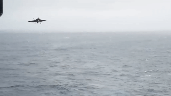 Sức mạnh tàu sân bay Mỹ vừa bị UAV Iran áp sát