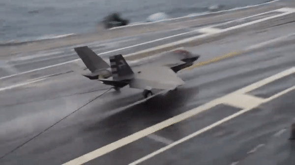 Sức mạnh tàu sân bay Mỹ vừa bị UAV Iran áp sát