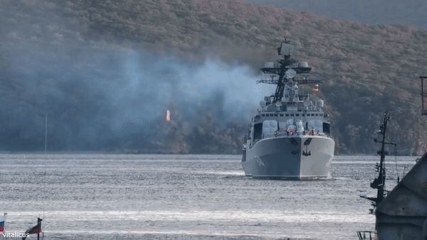 Uy lực khu trục hạm săn ngầm Nga vừa cập cảng Cam Ranh