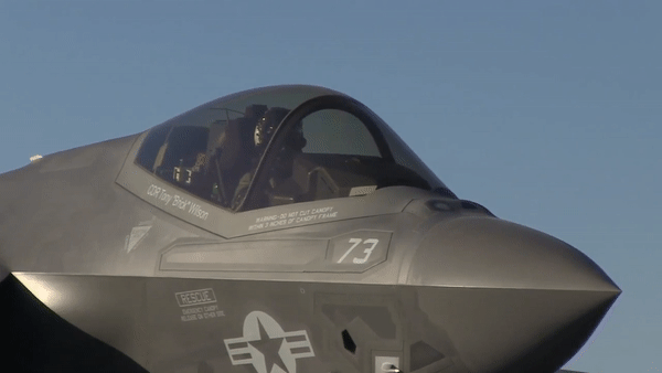 Tiêm kích hạm F-35C lộ diện với lớp sơn phủ như gương