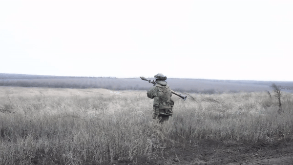 Lính Nga cải tiến súng chống tăng RPG-7 để bắn đạn cối 82mm