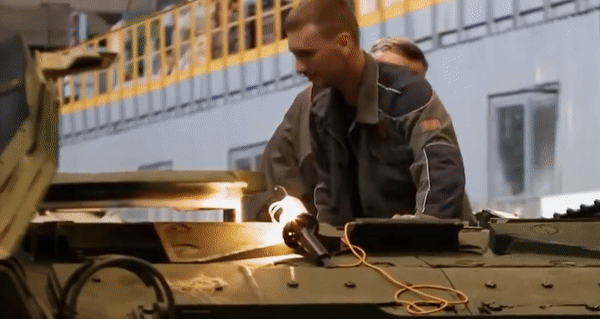 Loạt chiến tăng T-90M mới của Nga từ nhà máy ra thẳng tiền tuyến
