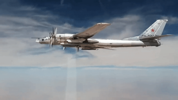 Bất ngờ tên lửa hành trình Kh-101 Nga phóng mồi bẫy khi đang tấn công mục tiêu