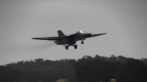 'Mãnh thú ném bom' F-111 Mỹ bị chôn vùi gây sốc ở Úc