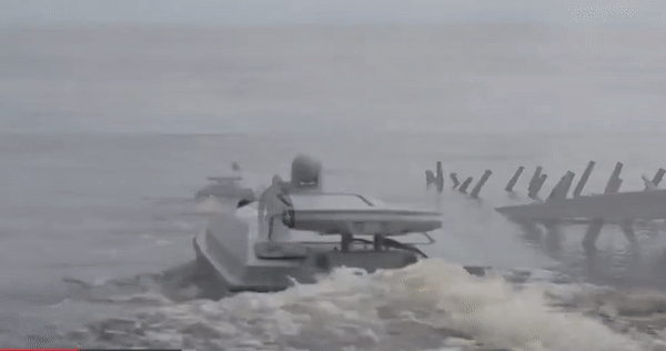 Chiến hạm lớp Tarantul Nga 'thúc thủ' trước xuồng tự sát tại Biển Đen