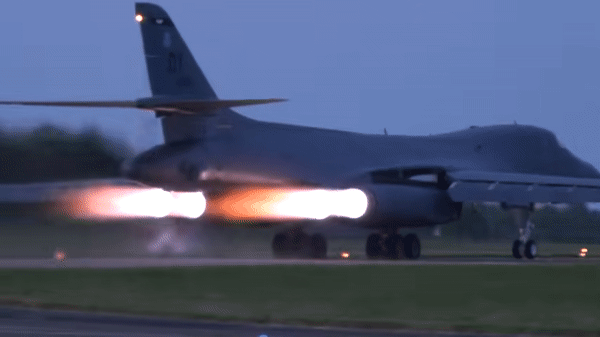 Oanh tạc cơ B-1B Mỹ vượt đại dương để không kích mục tiêu tại Trung Đông