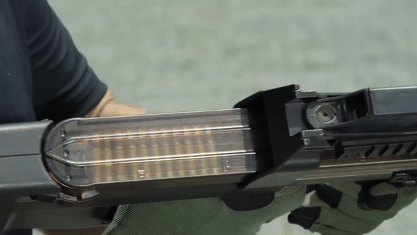Súng tiểu liên xuyên giáp FN P90 có gì đặc biệt?
