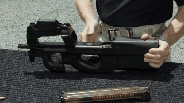Súng tiểu liên xuyên giáp FN P90 có gì đặc biệt?