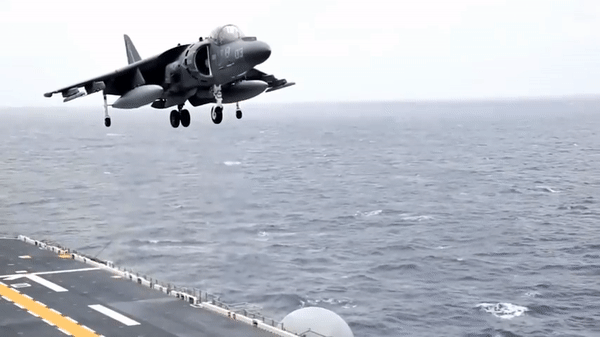 Phi công chiến đấu cơ AV-8B Harrier II Mỹ đánh chặn 7 UAV tự sát Houthi