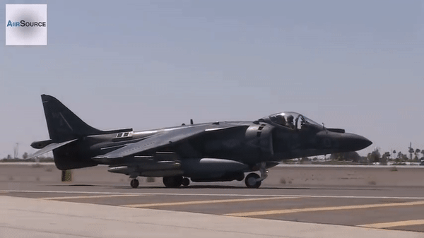 Phi công chiến đấu cơ AV-8B Harrier II Mỹ đánh chặn 7 UAV tự sát Houthi