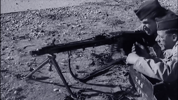 Loại vũ khí nào được ví như 'chiếc cưa xương' trong Thế chiến thứ 2?