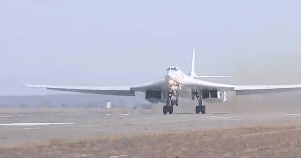 Tổng thống Putin bay trên máy bay ném bom chiến lược Tu-160M