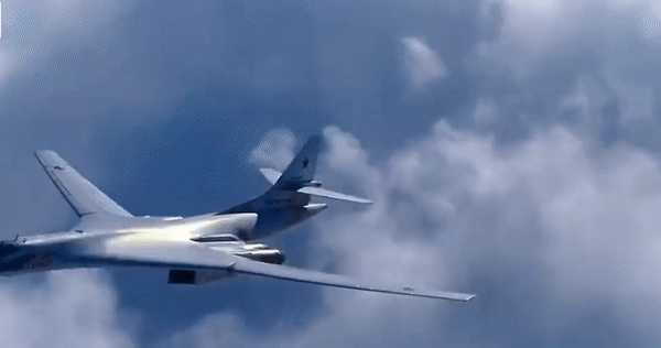 Tổng thống Putin bay trên máy bay ném bom chiến lược Tu-160M