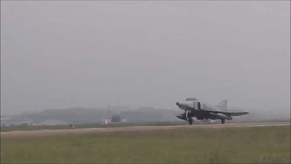 Phi đội F-4E Phantom Hàn Quốc diễn tập 'Voi đi bộ' trước khi từ giã bầu trời