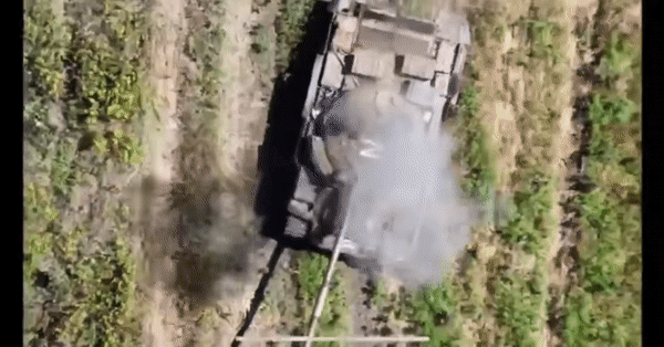 Xe tăng T-62M Nga sống sót kỳ diệu sau khi bị cả đàn 10 UAV tự sát tấn công
