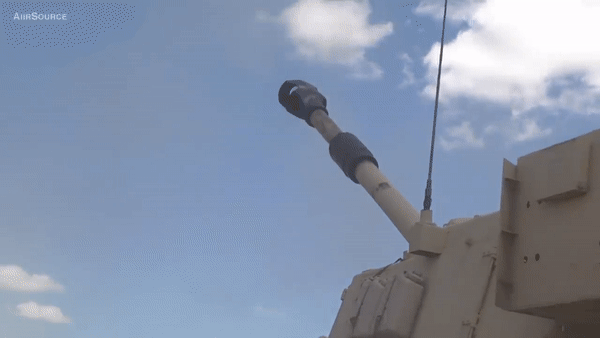 Đòn đánh từ UAV tự sát Lancet Nga khiến pháo tự hành M109 Ukraine biến dạng