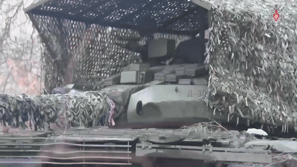 Xe tăng T-62M Nga sống sót kỳ diệu sau khi bị cả đàn 10 UAV tự sát tấn công