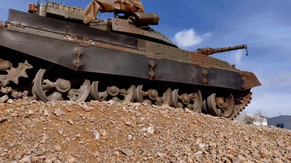 Học Nga, Ukraine biến xe tăng M-55S thành pháo tự hành