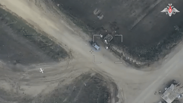 Binh lính Nga tạo 'lông nhím' cho xe chiến đấu bộ binh BMP-1 để chống drone