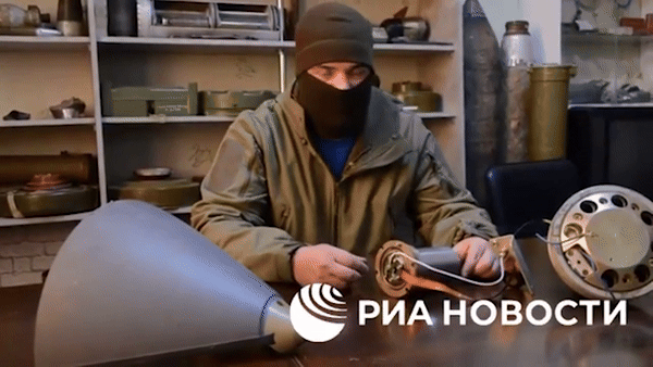 Cận cảnh Nga mổ xẻ tên lửa Storm Shadow thu được của Ukraine