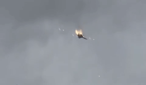 Tiêm kích Nga bốc cháy rơi xuống biển tại Crimea, nghi là Su-35