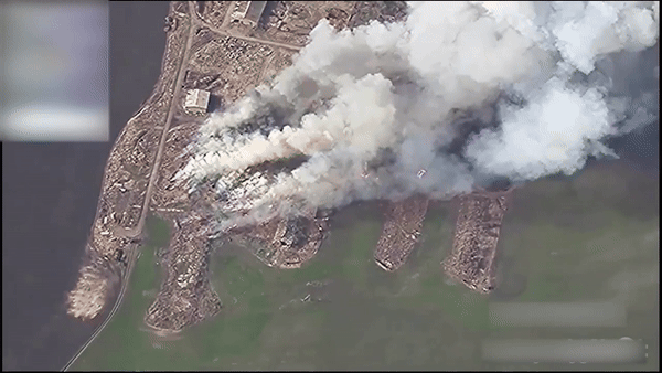 Trận địa phòng không S-300 Ukraine nổ tung sau đòn tập kích của Nga