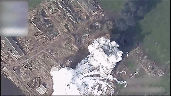 Trận địa phòng không S-300 Ukraine nổ tung sau đòn tập kích của Nga