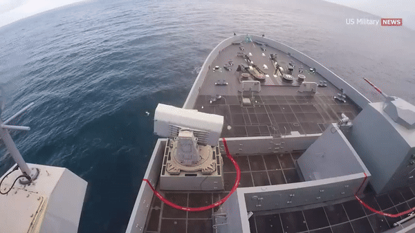 Suýt bị tên lửa Houthi bắn trúng, Mỹ tính lắp ‘khiên’ tầm ngắn cho loạt chiến hạm 