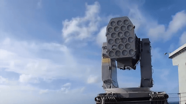 Suýt bị tên lửa Houthi bắn trúng, Mỹ tính lắp ‘khiên’ tầm ngắn cho loạt chiến hạm 