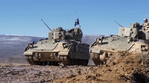 Cận cảnh drone Nga phá hủy xe chiến đấu bộ binh M2 Bradley do Mỹ sản xuất