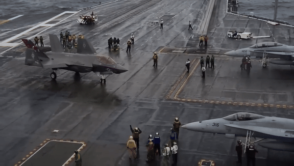 Tàu sân bay USS Dwight D. Eisenhower Mỹ tới Trung Đông 
