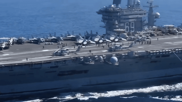 Tàu sân bay USS Dwight D. Eisenhower Mỹ tới Trung Đông 