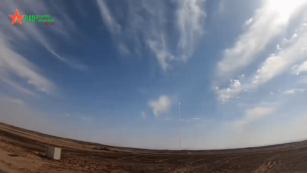 Khoảnh khắc tên lửa Iran bị đánh chặn ngoài khí quyển khi tấn công Israel