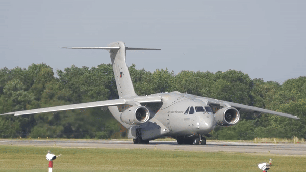 Vận tải cơ KC-390 lần đầu tiên bay tới Hungary