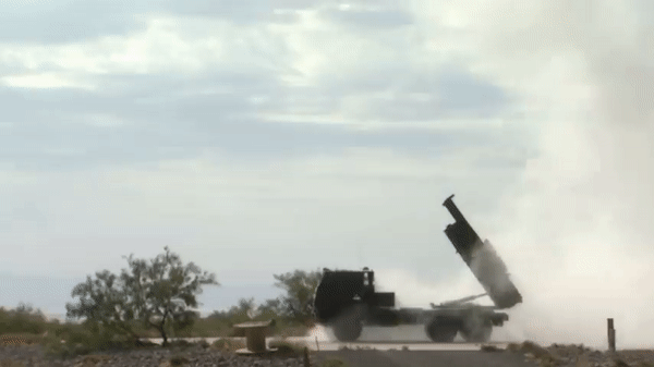 Khoảng khắc pháo HIMARS tập kích tổ hợp phòng không S-400 Nga?