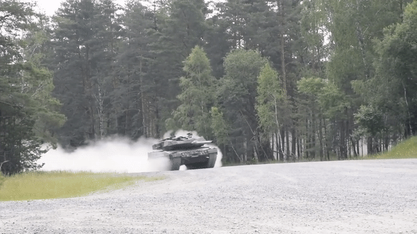 Lính Nga phá xích, kéo xe tăng Leopard 2A6 về hậu phương