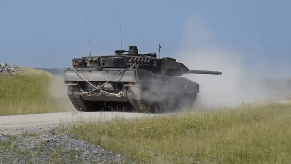 Lính Nga phá xích, kéo xe tăng Leopard 2A6 về hậu phương