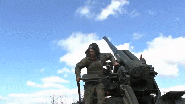Khoảnh khắc pháo tự hành có thể bắn đạn hạt nhân, nổ tung trước mắt lính Nga