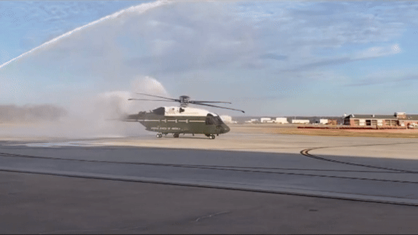 Đội trực thăng 6 tỷ USD của Tổng thống Mỹ phải 'nằm đất' chỉ vì làm cháy cỏ Nhà Trắng