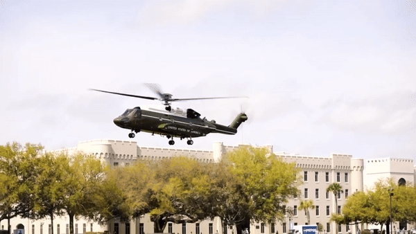 Đội trực thăng 6 tỷ USD của Tổng thống Mỹ phải 'nằm đất' chỉ vì làm cháy cỏ Nhà Trắng