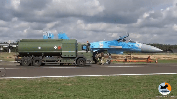 Phi công Ukraine dùng iPad gắn trên Su-27 điều khiển tên lửa phương Tây
