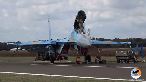 Phi công Ukraine dùng iPad gắn trên Su-27 điều khiển tên lửa phương Tây